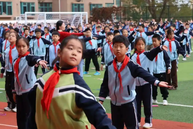 学生课堂上的专心投入文明有序生动展现了校园养成教育的育人成效