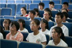 促使他们在城市就读和升学避免成为回流儿童